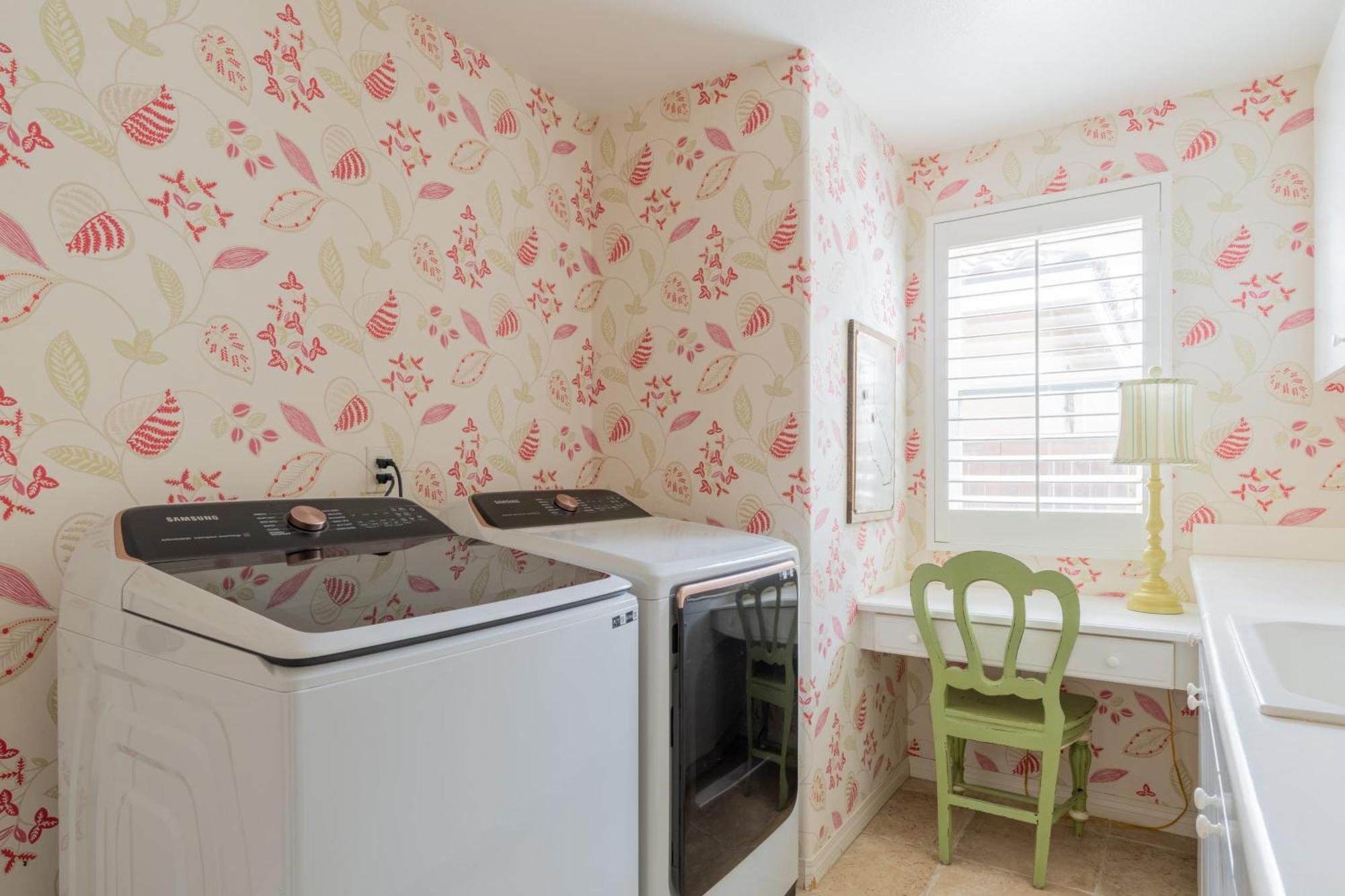 Spacious 4br W Fireplace Work Space Backyard Dining Holiday home *