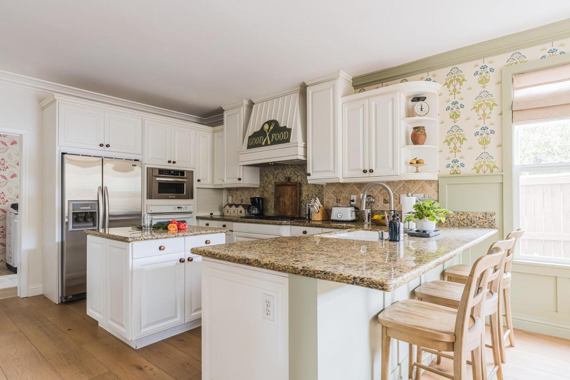 Spacious 4br W Fireplace Work Space Backyard Dining