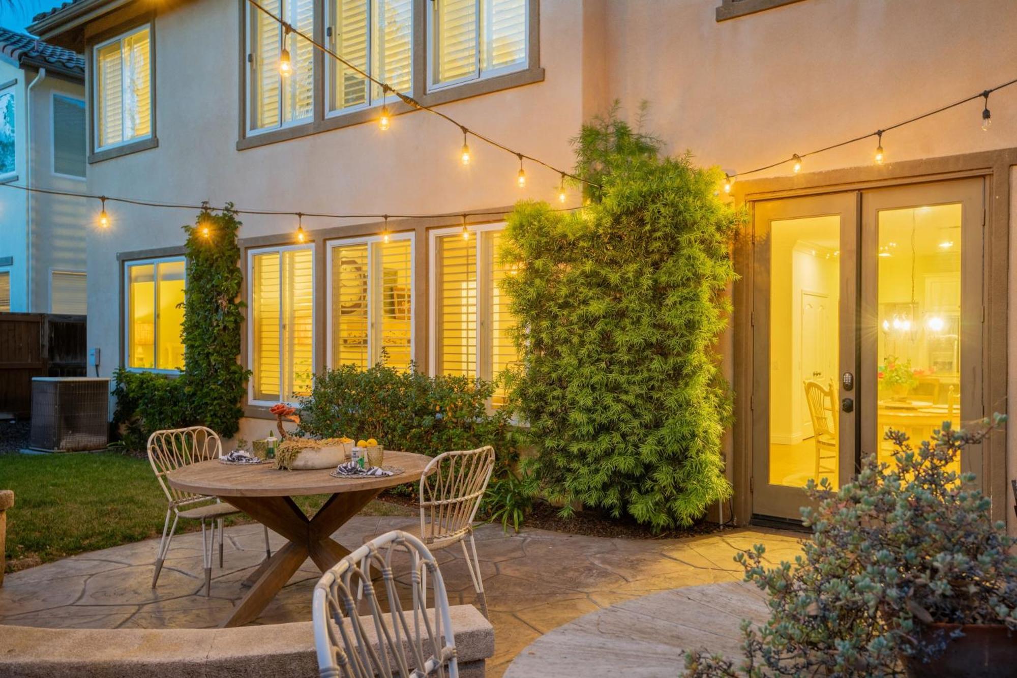 Spacious 4br W Fireplace Work Space Backyard Dining * San Diego